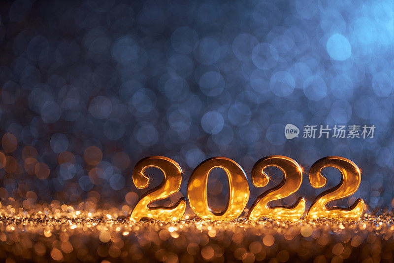 在离焦灯上闪亮的金色2022 -新年圣诞装饰金蓝色派对庆祝